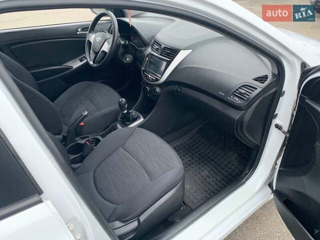 Белый Хендай Акцент, объемом двигателя 1.37 л и пробегом 185 тыс. км за 6100 $, фото 11 на Automoto.ua