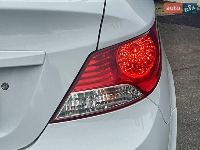 Білий Хендай Акцент, об'ємом двигуна 1.37 л та пробігом 103 тис. км за 9000 $, фото 16 на Automoto.ua