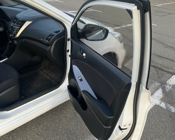 Белый Хендай Акцент, объемом двигателя 1.4 л и пробегом 111 тыс. км за 9500 $, фото 24 на Automoto.ua