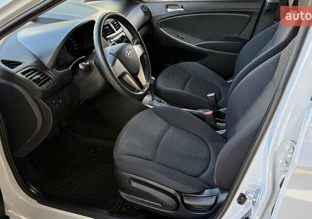 Белый Хендай Акцент, объемом двигателя 1.37 л и пробегом 142 тыс. км за 11625 $, фото 11 на Automoto.ua