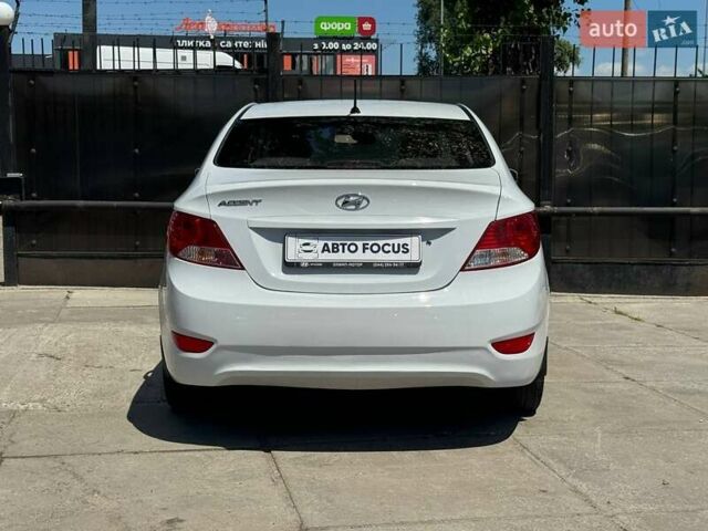 Белый Хендай Акцент, объемом двигателя 1.37 л и пробегом 267 тыс. км за 6990 $, фото 5 на Automoto.ua