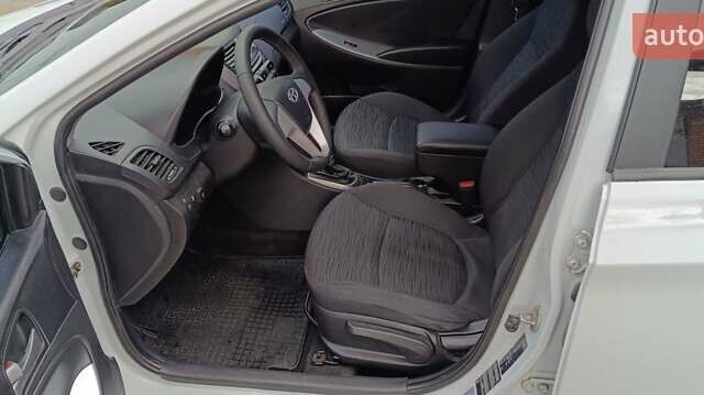 Білий Хендай Акцент, об'ємом двигуна 1.4 л та пробігом 235 тис. км за 6470 $, фото 5 на Automoto.ua