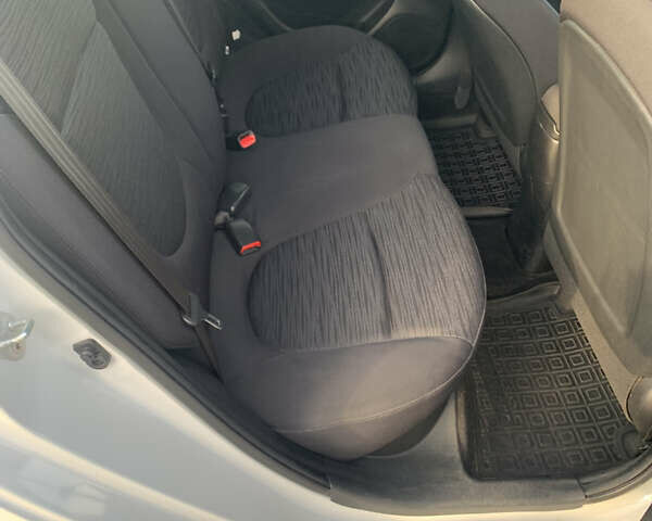 Белый Хендай Акцент, объемом двигателя 1.4 л и пробегом 111 тыс. км за 9500 $, фото 25 на Automoto.ua