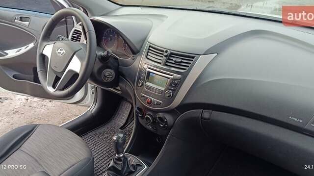 Белый Хендай Акцент, объемом двигателя 1.4 л и пробегом 235 тыс. км за 6400 $, фото 14 на Automoto.ua