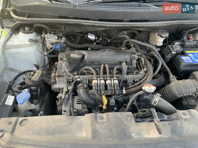 Белый Хендай Акцент, объемом двигателя 1.4 л и пробегом 111 тыс. км за 9500 $, фото 32 на Automoto.ua