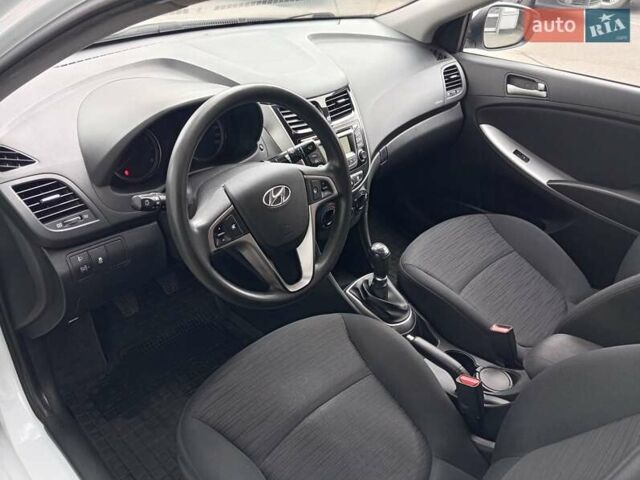 Белый Хендай Акцент, объемом двигателя 1.37 л и пробегом 75 тыс. км за 9100 $, фото 8 на Automoto.ua