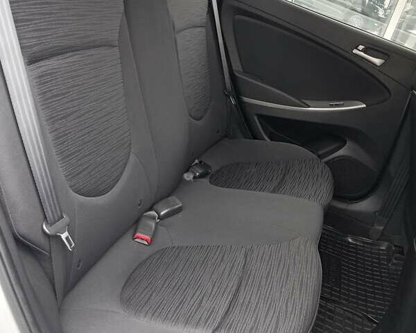 Белый Хендай Акцент, объемом двигателя 1.37 л и пробегом 75 тыс. км за 9100 $, фото 19 на Automoto.ua