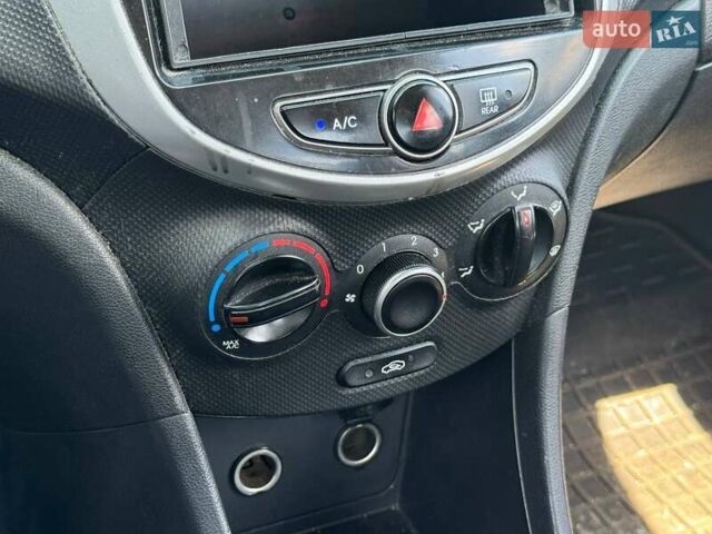 Белый Хендай Акцент, объемом двигателя 1.37 л и пробегом 267 тыс. км за 6990 $, фото 15 на Automoto.ua