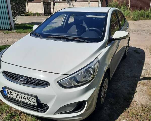 Белый Хендай Акцент, объемом двигателя 1.4 л и пробегом 242 тыс. км за 7500 $, фото 3 на Automoto.ua