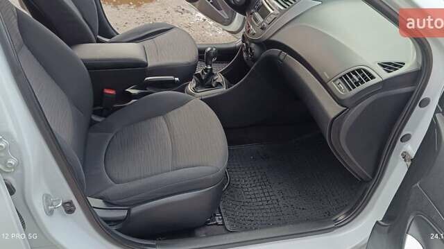 Белый Хендай Акцент, объемом двигателя 1.4 л и пробегом 235 тыс. км за 6400 $, фото 12 на Automoto.ua