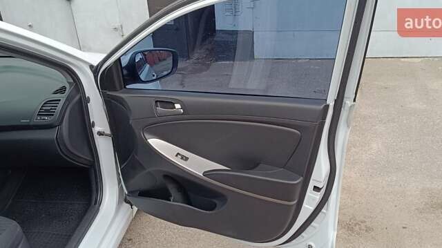 Білий Хендай Акцент, об'ємом двигуна 1.4 л та пробігом 235 тис. км за 6470 $, фото 9 на Automoto.ua