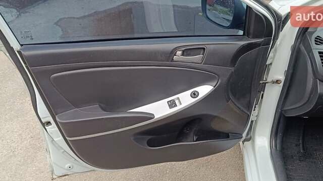 Білий Хендай Акцент, об'ємом двигуна 1.4 л та пробігом 235 тис. км за 6470 $, фото 6 на Automoto.ua