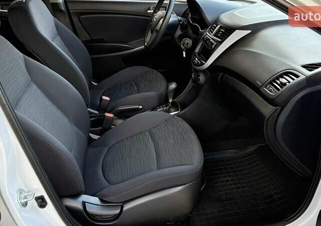 Белый Хендай Акцент, объемом двигателя 1.37 л и пробегом 142 тыс. км за 11625 $, фото 5 на Automoto.ua