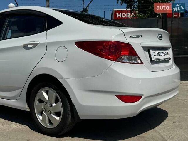 Белый Хендай Акцент, объемом двигателя 1.37 л и пробегом 267 тыс. км за 6990 $, фото 7 на Automoto.ua