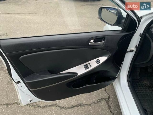 Белый Хендай Акцент, объемом двигателя 1.37 л и пробегом 185 тыс. км за 6100 $, фото 9 на Automoto.ua