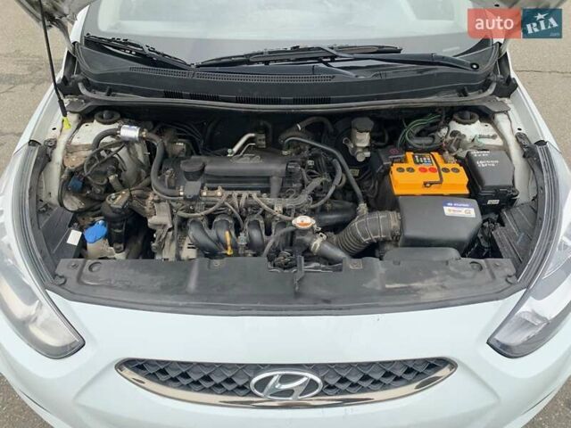 Белый Хендай Акцент, объемом двигателя 1.37 л и пробегом 185 тыс. км за 6100 $, фото 13 на Automoto.ua