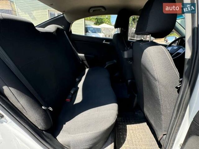 Белый Хендай Акцент, объемом двигателя 1.37 л и пробегом 267 тыс. км за 6990 $, фото 10 на Automoto.ua