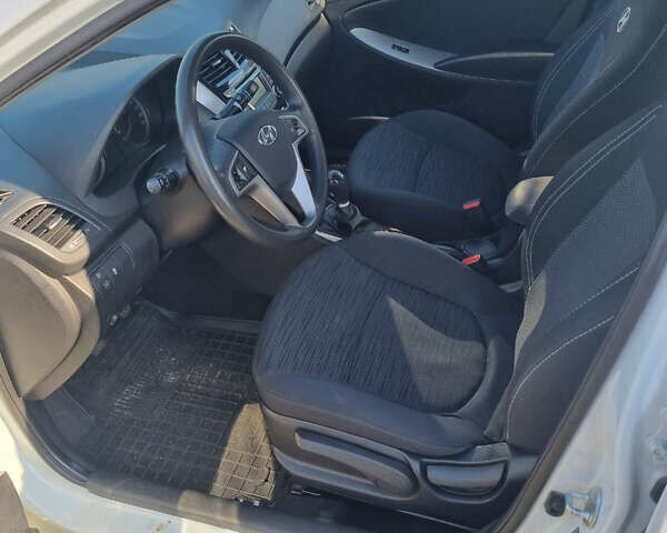 Белый Хендай Акцент, объемом двигателя 1.37 л и пробегом 127 тыс. км за 6200 $, фото 2 на Automoto.ua