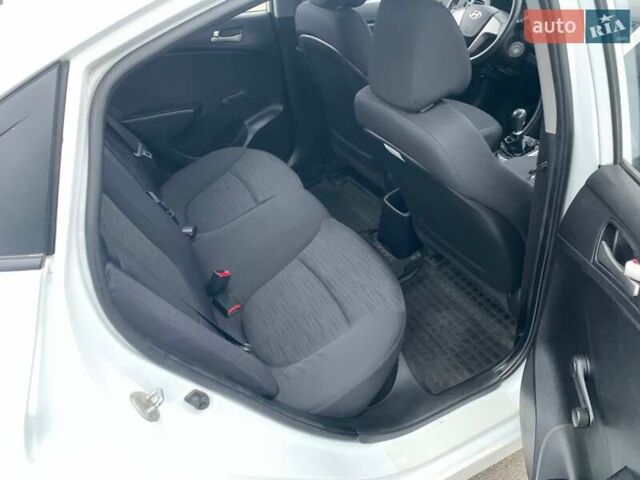 Белый Хендай Акцент, объемом двигателя 1.37 л и пробегом 185 тыс. км за 6100 $, фото 12 на Automoto.ua