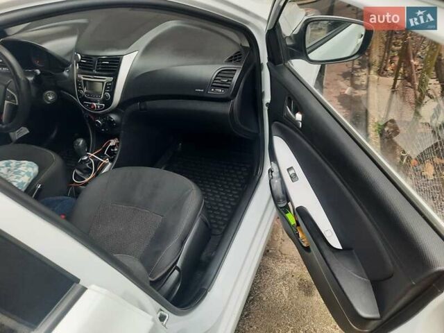 Белый Хендай Акцент, объемом двигателя 1.4 л и пробегом 242 тыс. км за 7500 $, фото 9 на Automoto.ua