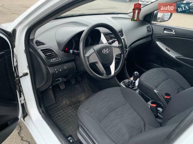 Белый Хендай Акцент, объемом двигателя 1.37 л и пробегом 185 тыс. км за 6100 $, фото 8 на Automoto.ua