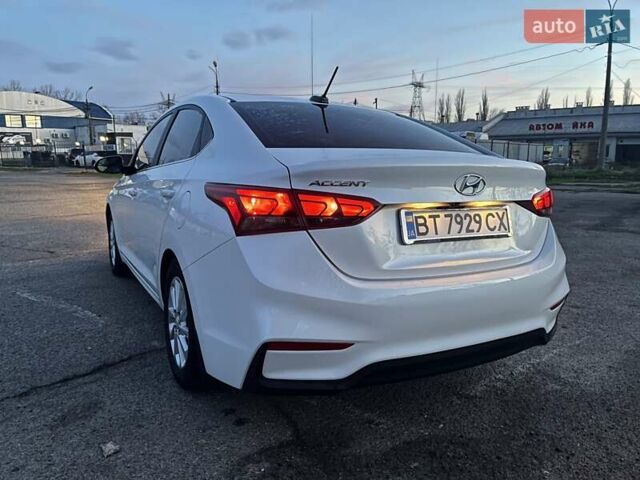 Белый Хендай Акцент, объемом двигателя 1.6 л и пробегом 55 тыс. км за 12700 $, фото 4 на Automoto.ua