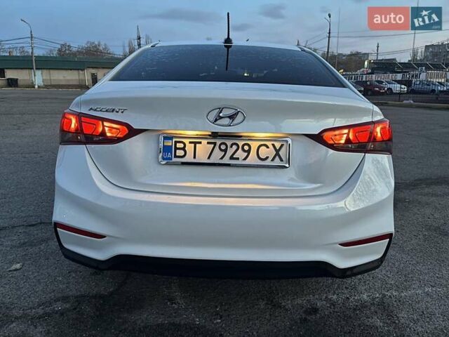Белый Хендай Акцент, объемом двигателя 1.6 л и пробегом 55 тыс. км за 12700 $, фото 5 на Automoto.ua