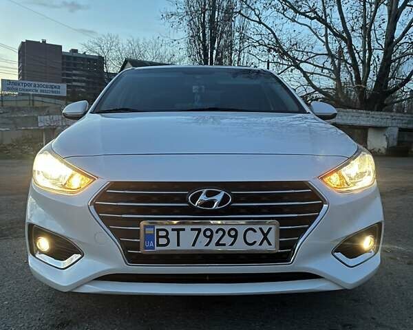 Белый Хендай Акцент, объемом двигателя 1.6 л и пробегом 55 тыс. км за 12700 $, фото 1 на Automoto.ua