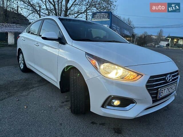 Белый Хендай Акцент, объемом двигателя 1.6 л и пробегом 55 тыс. км за 12700 $, фото 3 на Automoto.ua