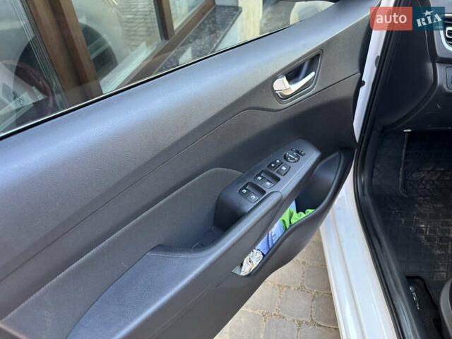 Белый Хендай Акцент, объемом двигателя 1.37 л и пробегом 68 тыс. км за 14500 $, фото 6 на Automoto.ua