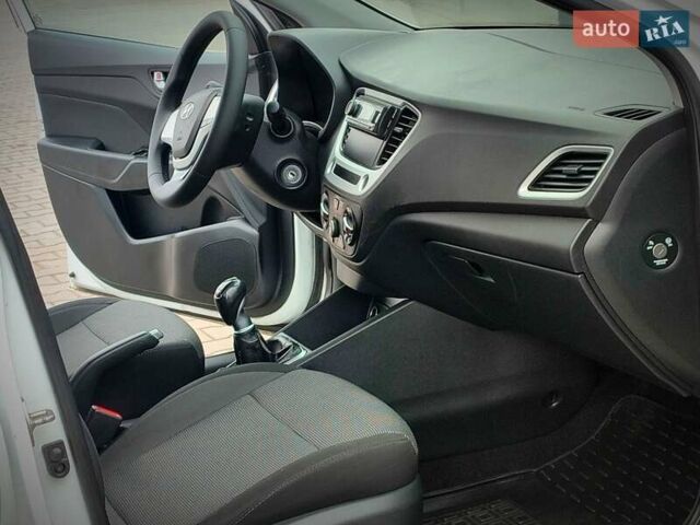 Білий Хендай Акцент, об'ємом двигуна 1.4 л та пробігом 46 тис. км за 10900 $, фото 14 на Automoto.ua