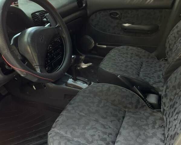 Білий Хендай Акцент, об'ємом двигуна 1.3 л та пробігом 450 тис. км за 1700 $, фото 6 на Automoto.ua