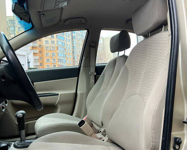 Бежевый Хендай Акцент, объемом двигателя 1.4 л и пробегом 229 тыс. км за 4900 $, фото 11 на Automoto.ua