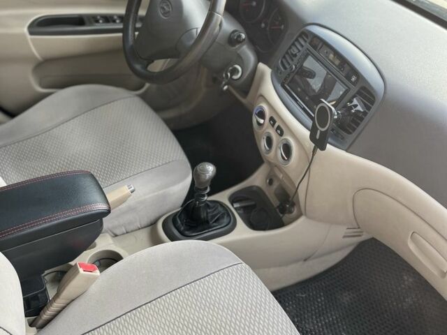 Бежевый Хендай Акцент, объемом двигателя 1.4 л и пробегом 216 тыс. км за 4750 $, фото 8 на Automoto.ua