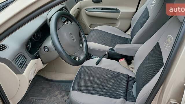 Бежевый Хендай Акцент, объемом двигателя 1.4 л и пробегом 58 тыс. км за 5700 $, фото 5 на Automoto.ua