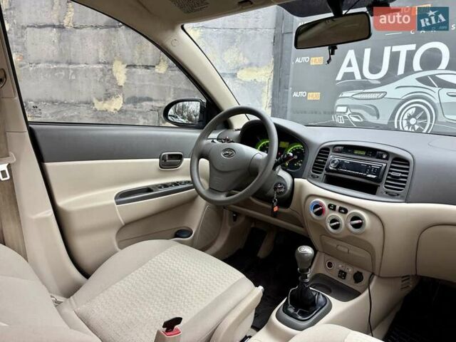 Бежевый Хендай Акцент, объемом двигателя 1.4 л и пробегом 141 тыс. км за 4900 $, фото 10 на Automoto.ua