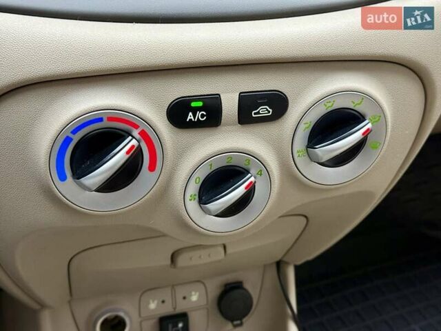 Бежевый Хендай Акцент, объемом двигателя 1.4 л и пробегом 141 тыс. км за 4900 $, фото 15 на Automoto.ua