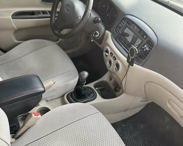 Бежевый Хендай Акцент, объемом двигателя 1.4 л и пробегом 216 тыс. км за 4750 $, фото 8 на Automoto.ua