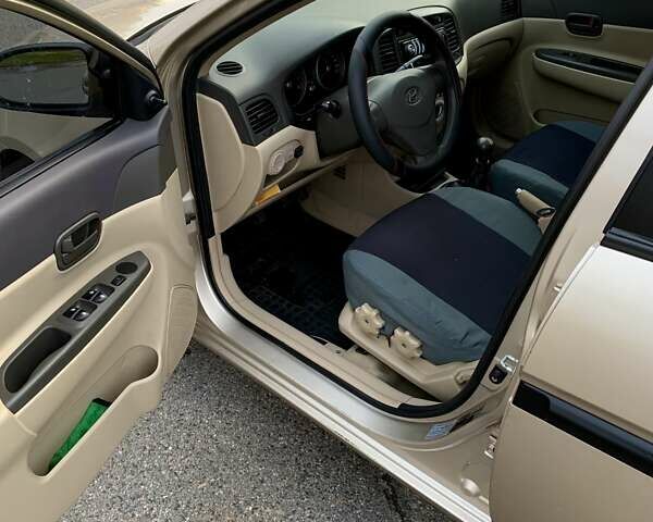 Бежевый Хендай Акцент, объемом двигателя 1.4 л и пробегом 163 тыс. км за 5300 $, фото 10 на Automoto.ua