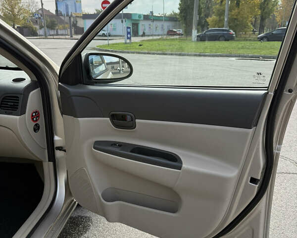 Хендай Акцент 2009 в Черкассах на Automoto.ua Бежевый Хендай Акцент, объемом двигателя 1.4 л и пробегом 200 тыс. км за 4400 $, фото 16 на Automoto.ua