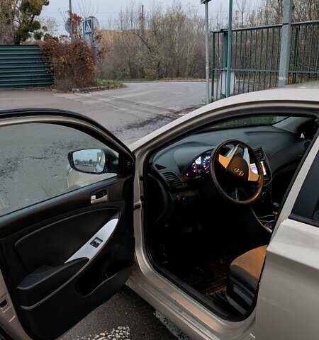 Бежевый Хендай Акцент, объемом двигателя 1.4 л и пробегом 171 тыс. км за 6800 $, фото 4 на Automoto.ua