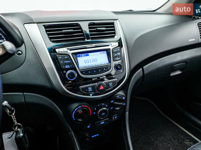 Бежевый Хендай Акцент, объемом двигателя 1.6 л и пробегом 62 тыс. км за 6735 $, фото 14 на Automoto.ua