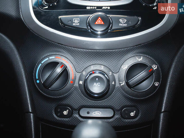 Бежевый Хендай Акцент, объемом двигателя 1.6 л и пробегом 153 тыс. км за 8200 $, фото 18 на Automoto.ua