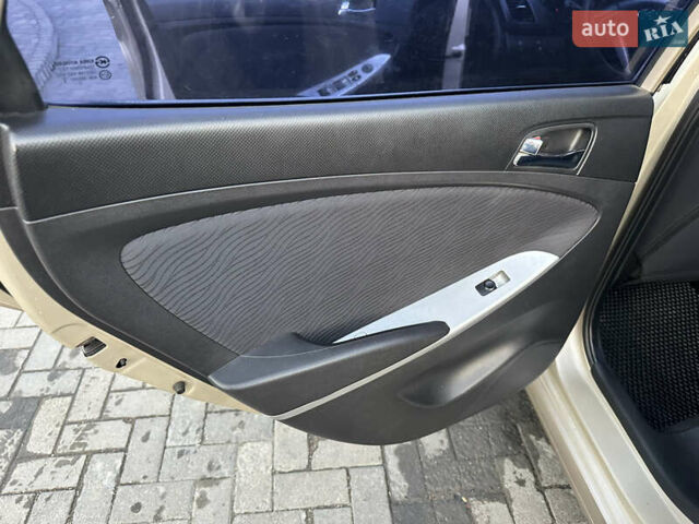 Бежевый Хендай Акцент, объемом двигателя 1.4 л и пробегом 175 тыс. км за 5400 $, фото 19 на Automoto.ua