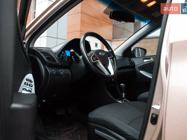 Бежевый Хендай Акцент, объемом двигателя 1.6 л и пробегом 153 тыс. км за 8200 $, фото 8 на Automoto.ua