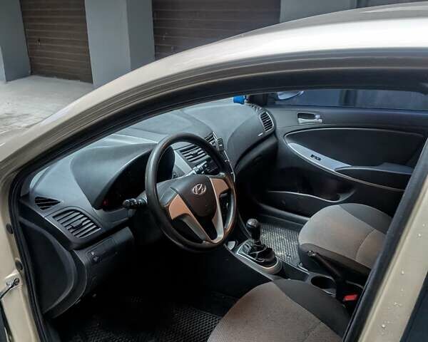 Бежевый Хендай Акцент, объемом двигателя 1.4 л и пробегом 112 тыс. км за 8000 $, фото 6 на Automoto.ua