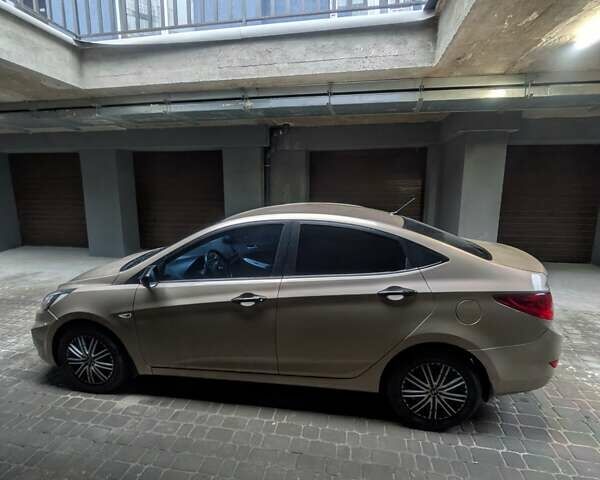 Бежевый Хендай Акцент, объемом двигателя 1.4 л и пробегом 112 тыс. км за 8000 $, фото 5 на Automoto.ua