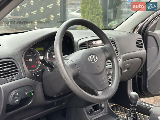 Черный Хендай Акцент, объемом двигателя 1.4 л и пробегом 123 тыс. км за 4550 $, фото 13 на Automoto.ua