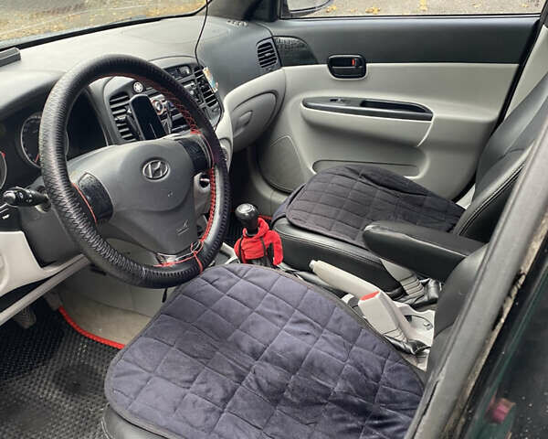 Черный Хендай Акцент, объемом двигателя 1.4 л и пробегом 343 тыс. км за 5000 $, фото 5 на Automoto.ua