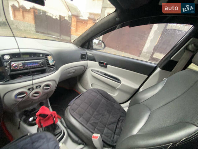 Черный Хендай Акцент, объемом двигателя 1.4 л и пробегом 343 тыс. км за 5000 $, фото 6 на Automoto.ua